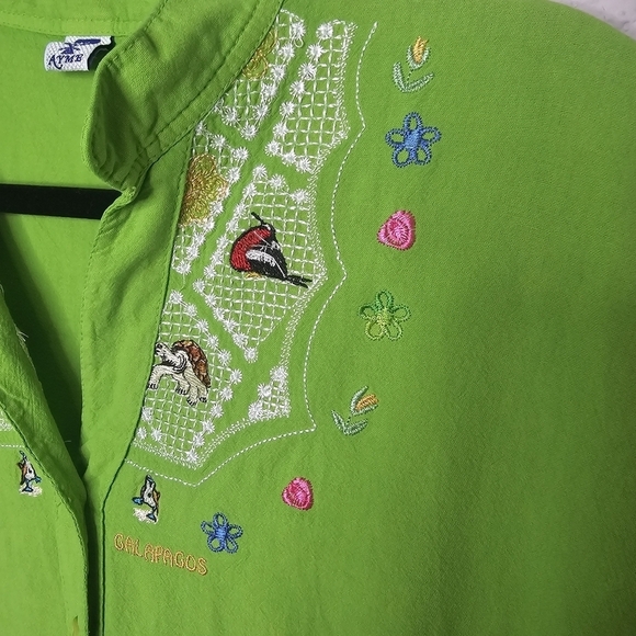 AYME Galapagos Lime Green Embroidered Turtle Blue Foot Boobie Bird Womens Button - Picture 6 of 12